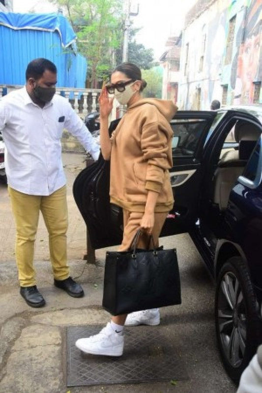 Louis vuttion onthego black premium quality with dust cover